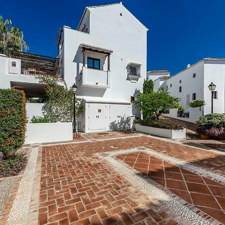 Апартаменты Modern Close To Golf Course *